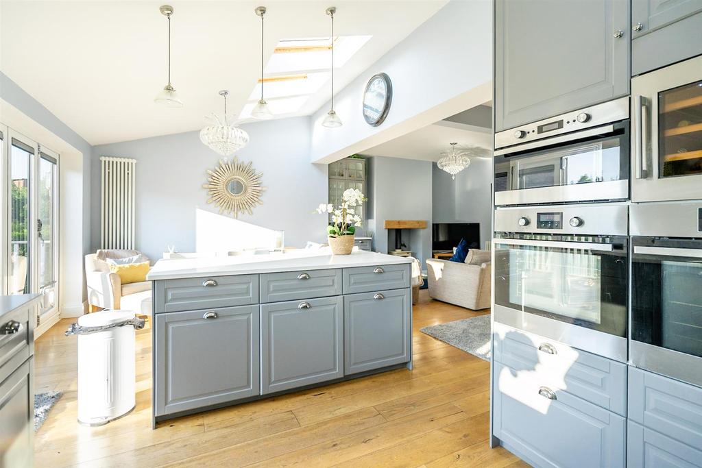 Nunthorpe Crescent, York 3 bed semidetached house £1,450 pcm (£335 pw)