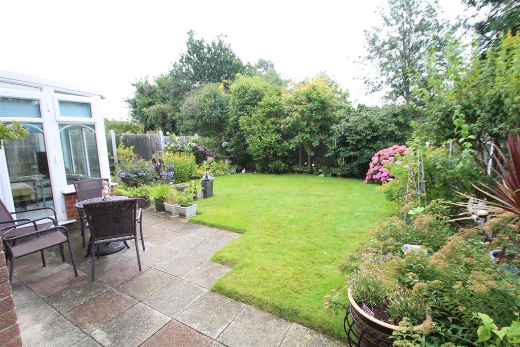 Alexandra Road, Rayleigh 3 bed detached house £425,000