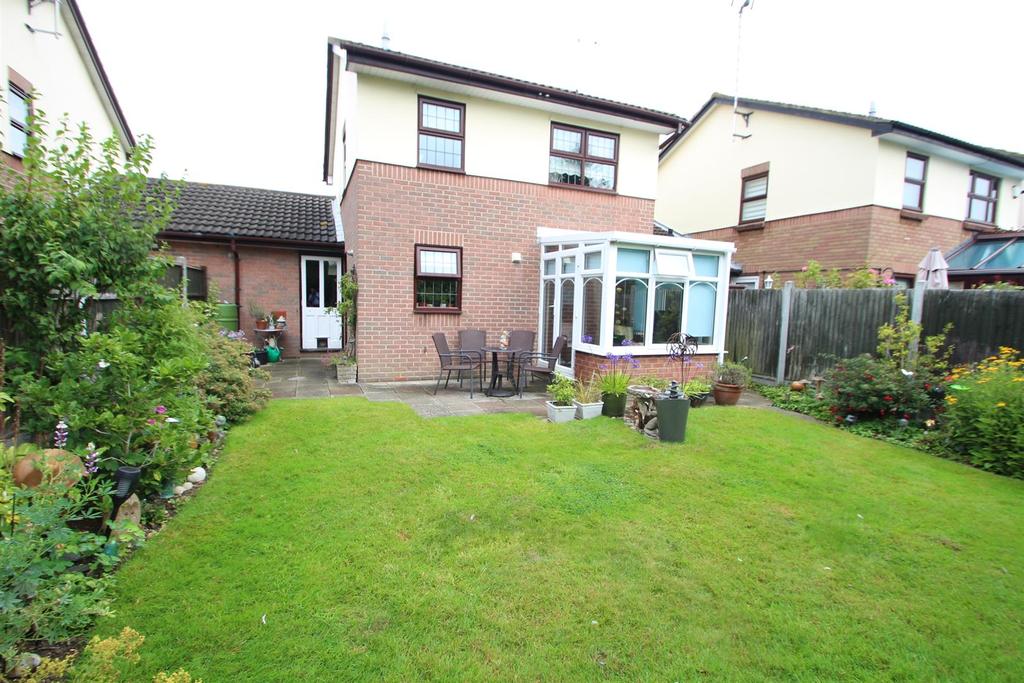 Alexandra Road, Rayleigh 3 bed detached house £425,000