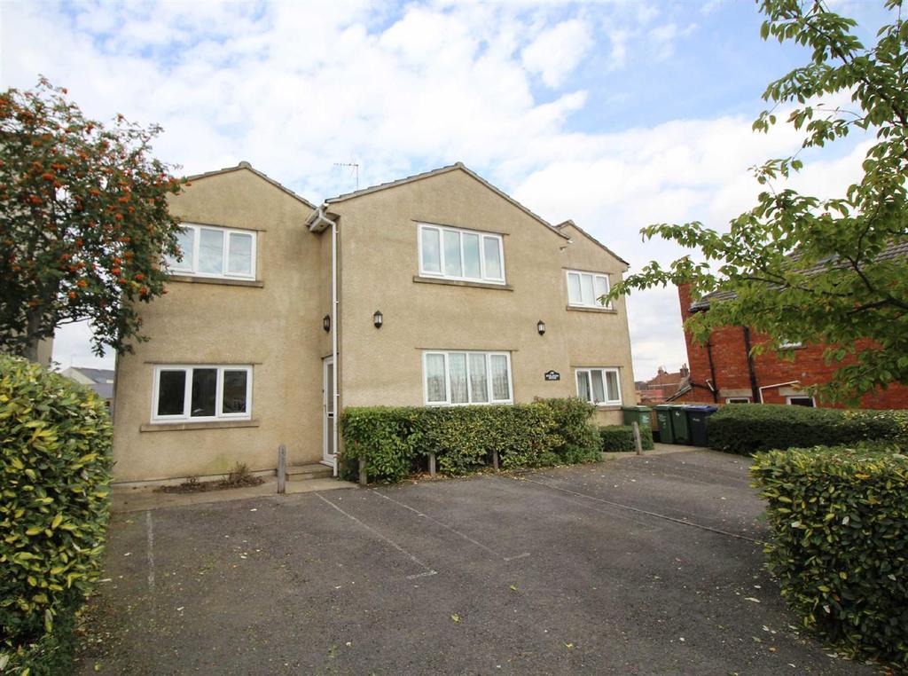 Burlands House, 34 Burlands Road... 2 bed flat £725 pcm (£167 pw)