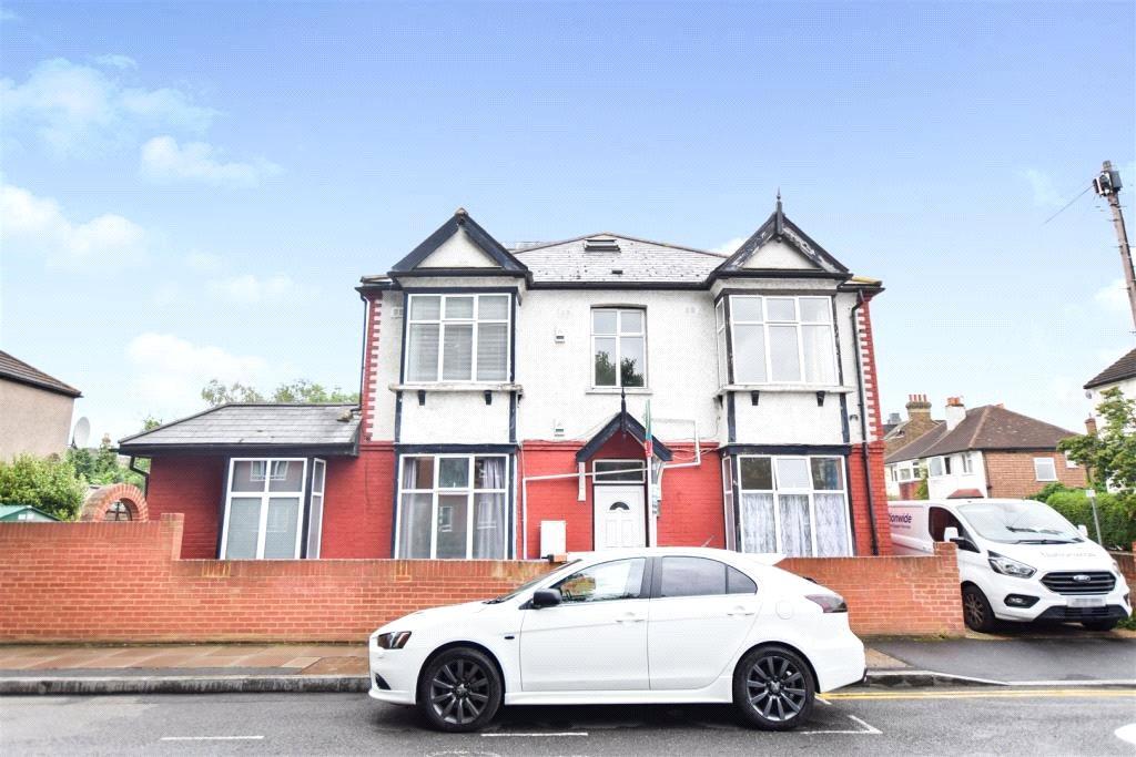 Cavendish Road, Colliers Wood... 3 bed apartment £1,850 pcm (£427 pw)