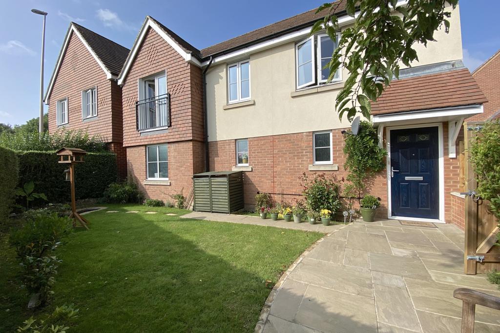 Brunel Drive, Hailsham, East Sussex, BN27 2 bed maisonette - £220,000