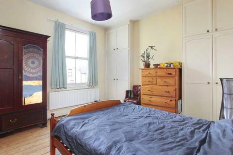 3 bedroom flat to rent, Broomwood Road, London, SW11