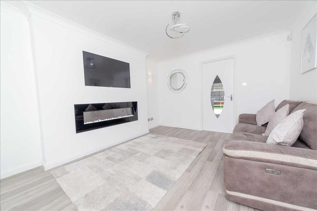 Shankly Drive, Newmains 4 bed detached house £199,995