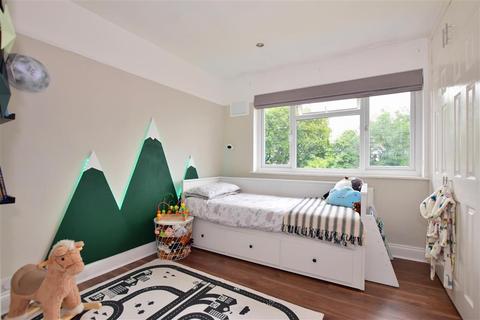 32 Hanover Gardens, Ilford, IG6 2RA