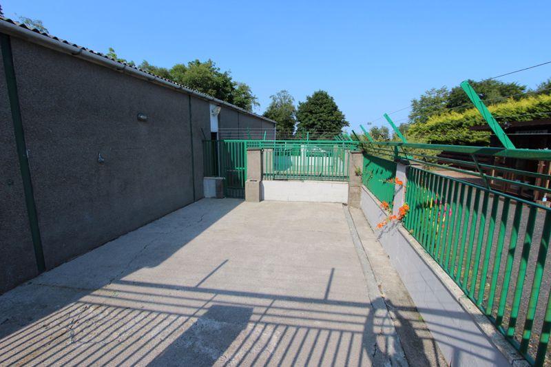 Lot 1 A: Kennel yard