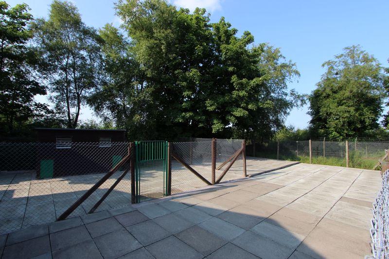 Lot 1 A: Kennel yard