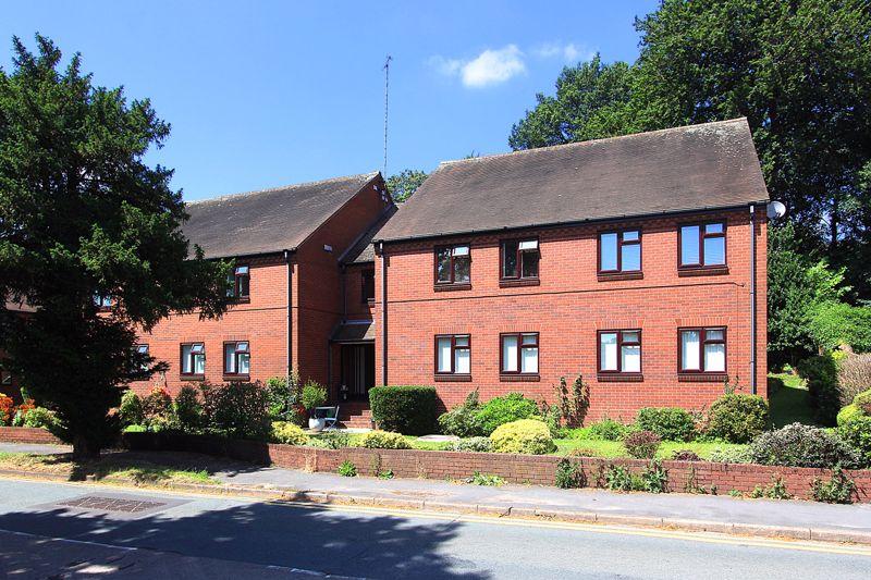 WOMBOURNE, High Street 2 bed apartment £112,000