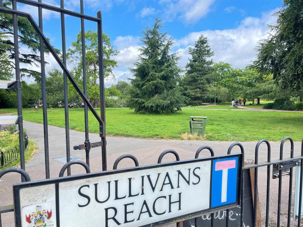 Sullivans Reach, WaltonOnThames 2 bed £295,000