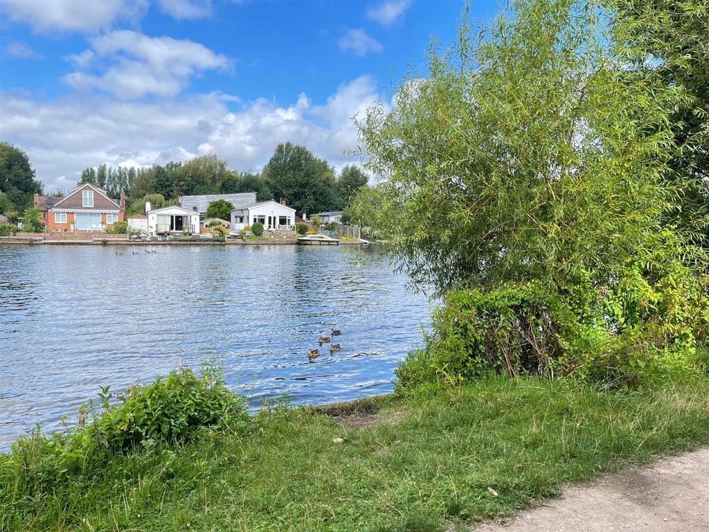 Sullivans Reach, WaltonOnThames 2 bed £295,000
