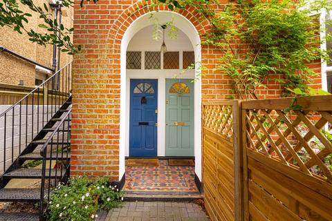 Flat 2, 2 Randolph Road, Epsom, KT17 4LA