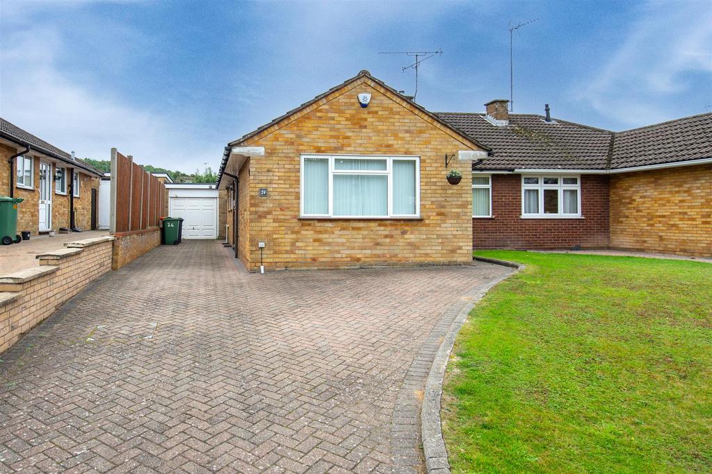 Lowther Road, Dunstable, Bedfordshire 3 bed semidetached bungalow £
