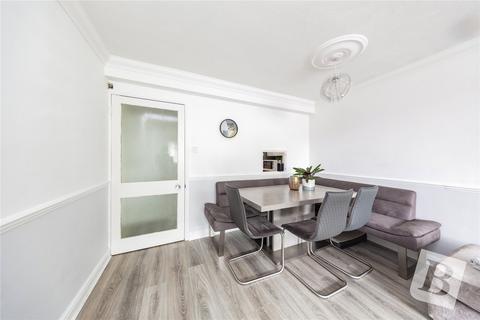 28 Carlton Close, Upminster, RM14 2YR