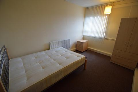 2 bedroom apartment to rent, Duffield Court, Hulme, Manchester. M15 6NS