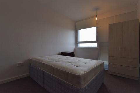 2 bedroom apartment to rent, Duffield Court, Hulme, Manchester. M15 6NS