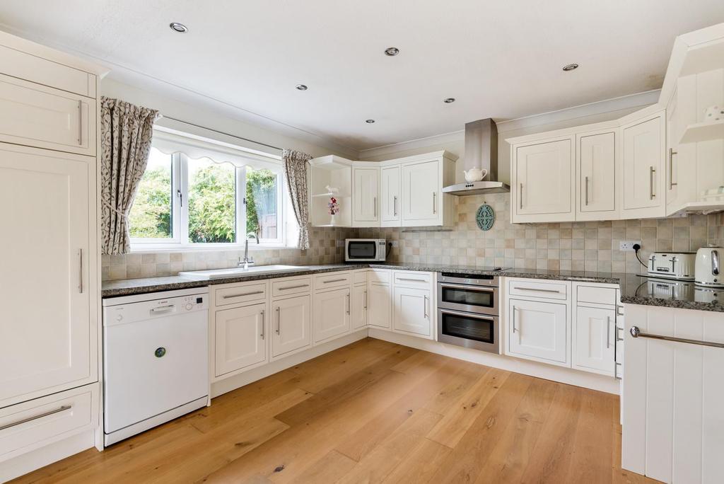Primrose Ridge, Godalming, GU7 4 bed detached bungalow £850,000