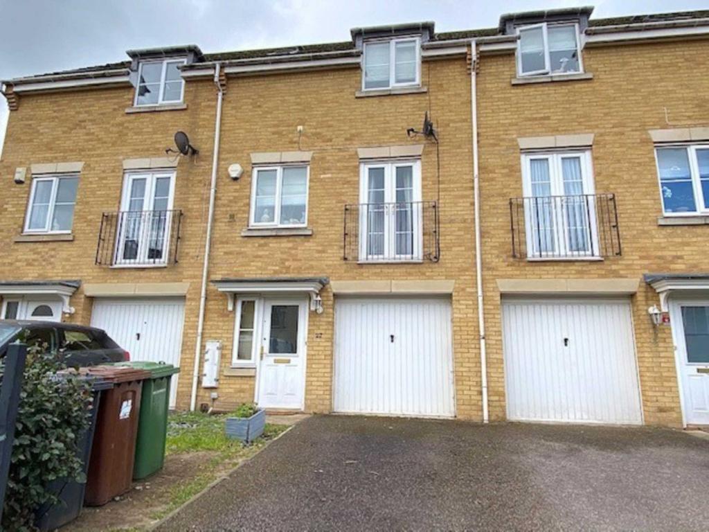 Coleridge Way, Borehamwood 3 bed townhouse £1,925 pcm (£444 pw)