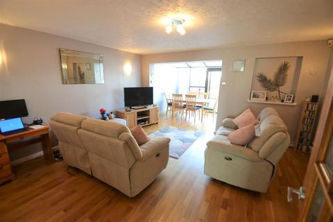 19 Target Close, Feltham, TW14 9TF