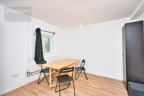 4 bedroom terraced house to rent, Elizabeth Close, London, E14