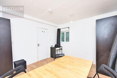 4 bedroom terraced house to rent, Elizabeth Close, London, E14