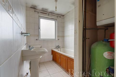 18 Firham Park Avenue, Romford, RM3 0SJ
