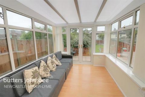 3 bedroom semi-detached house to rent, Reeves Avenue, Newcastle Under Lyme