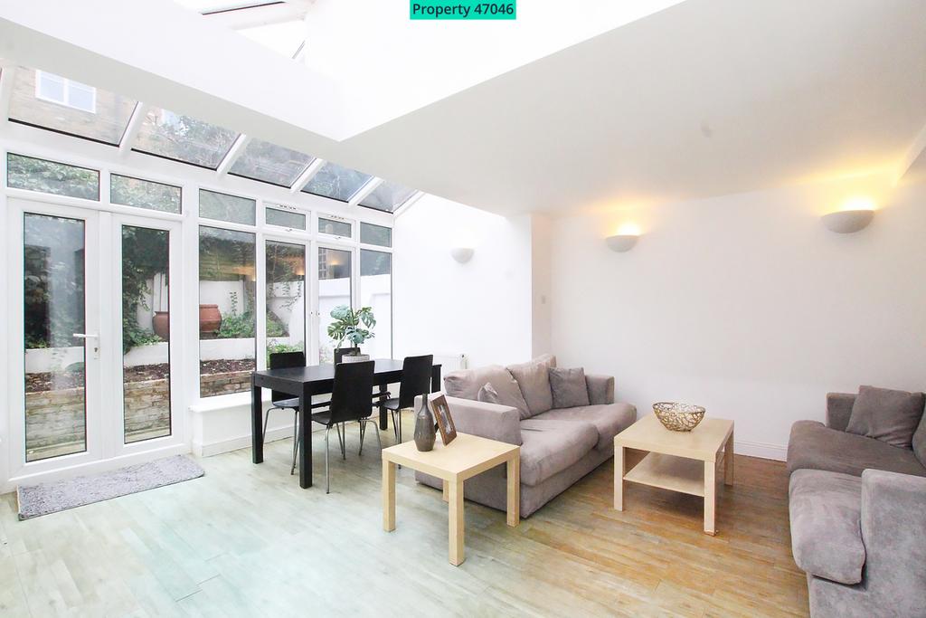 Gowrie Road, London, SW11 3 bed ground floor flat £3,375 pcm (£779 pw)