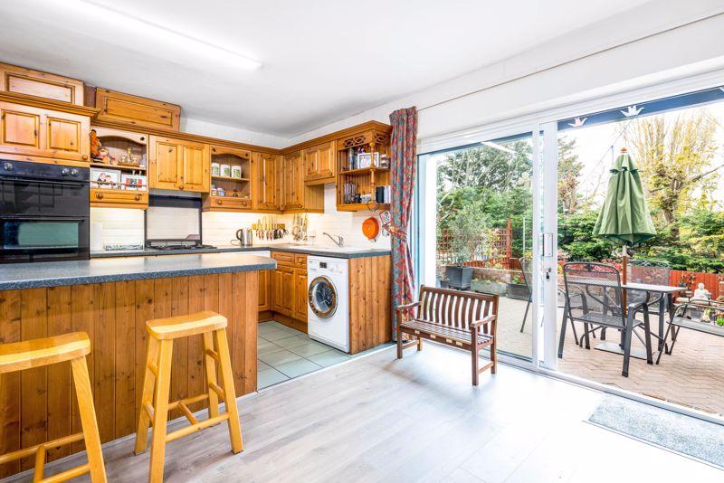 Broom Mead, Bexleyheath 3 bed semidetached house £425,000