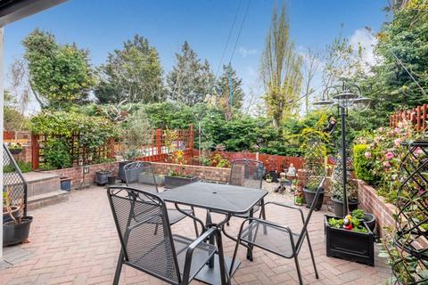 28 Broom Mead, Bexleyheath, DA6 7NY