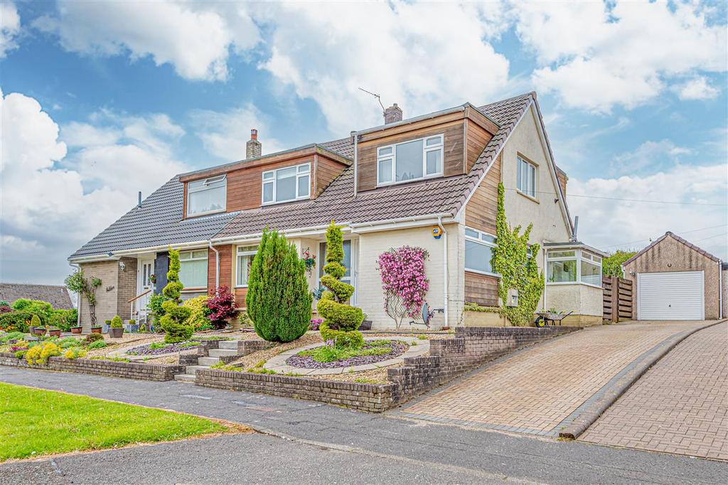 Castle Drive, Stenhousemuir 4 bed semidetached house £235,000