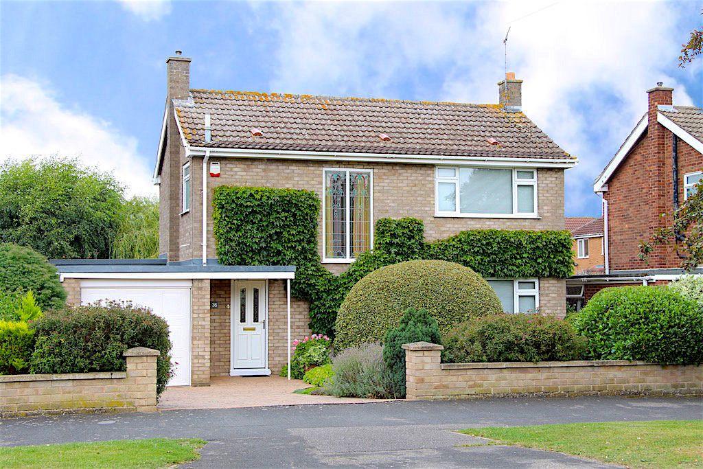 Longcliffe Road, Grantham NG31 8DY 3 bed detached house £280,000