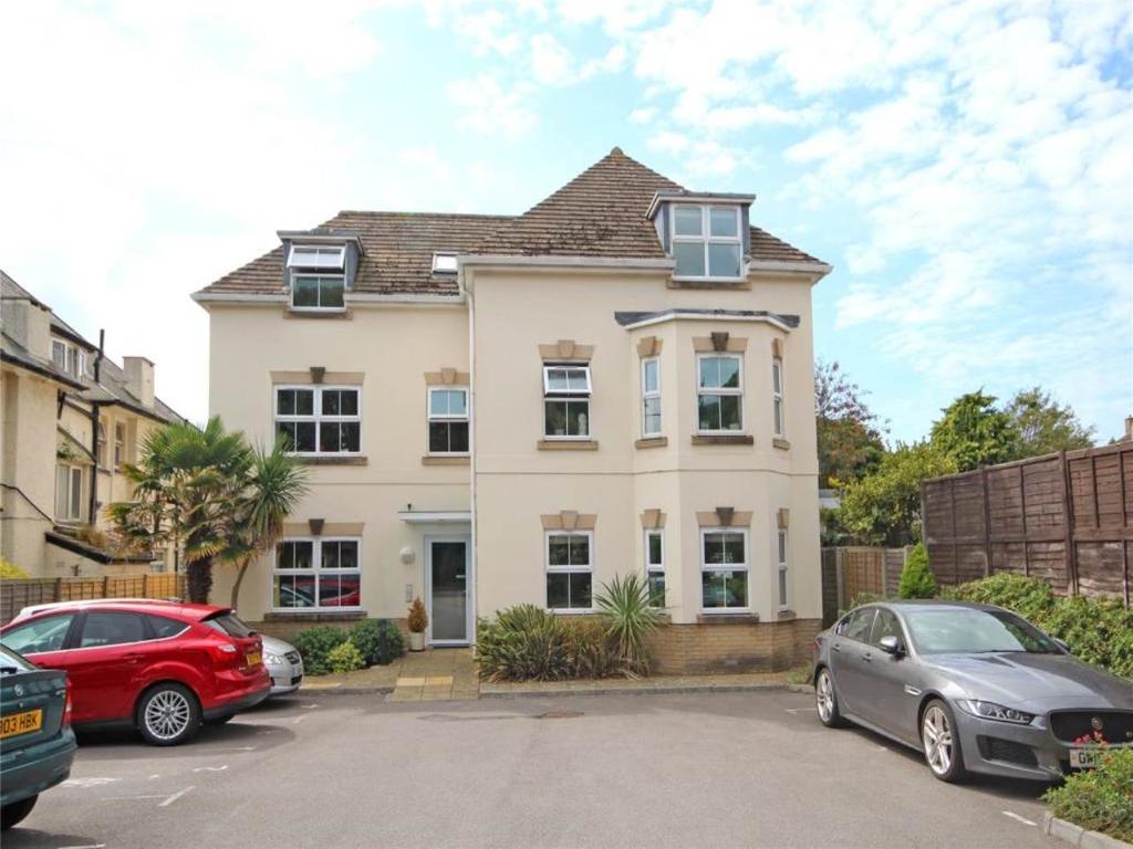 Belle Vue Road, Southbourne, Bournemouth 2 bed flat £950 pcm (£219 pw)
