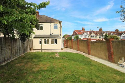 4 bedroom end of terrace house to rent, Beechcroft Road Tooting Bec SW17 7BZ