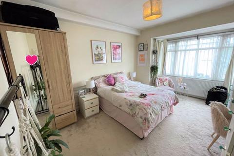 4 bedroom end of terrace house to rent, Beechcroft Road Tooting Bec SW17 7BZ