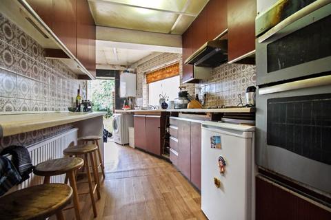 59 Warwick Avenue, Harrow, HA2 8RE