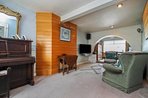 59 Warwick Avenue, Harrow, HA2 8RE