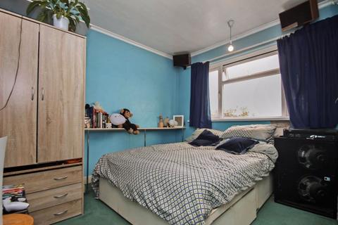 59 Warwick Avenue, Harrow, HA2 8RE
