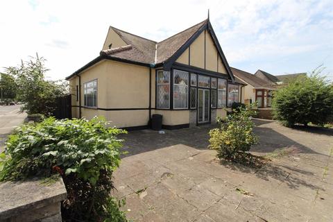 5 bedroom detached bungalow for sale - Breamore Road, Ilford