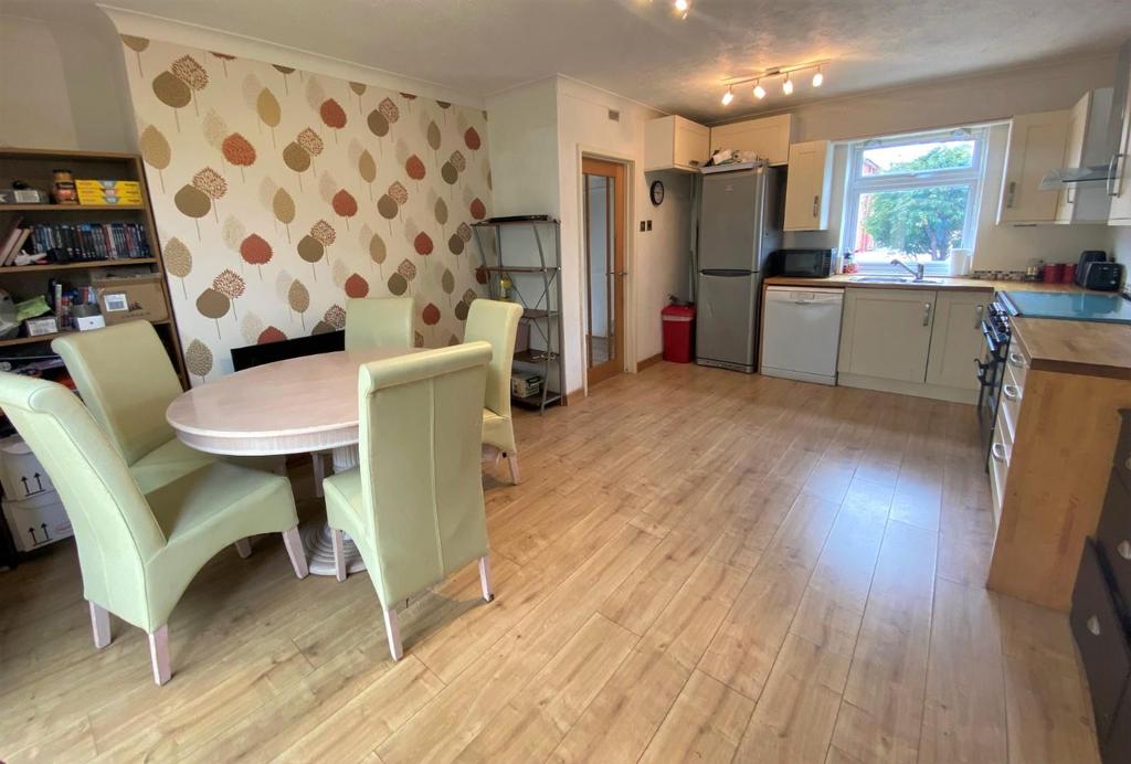 Kitchen 1.jpg