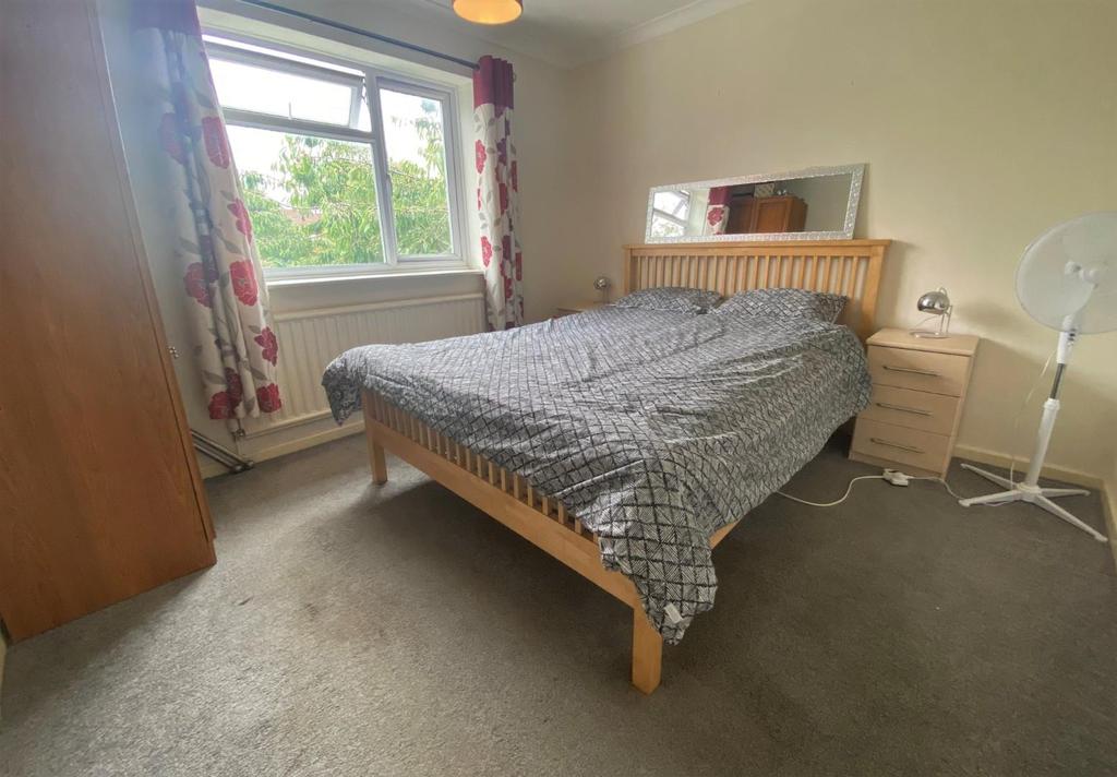 Bed 2.jpg