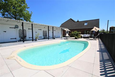Sunny View Hingham Road, Great Ellingham, Attleborough, NR17 1JE