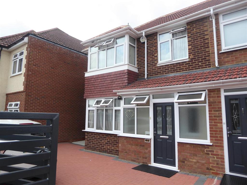 Sutton Lane, Hounslow 3 bed semidetached house £1,850 pcm (£427 pw)