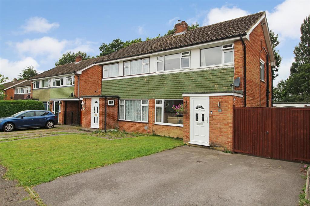 Plovers Road, Horsham 3 bed semidetached house £400,000
