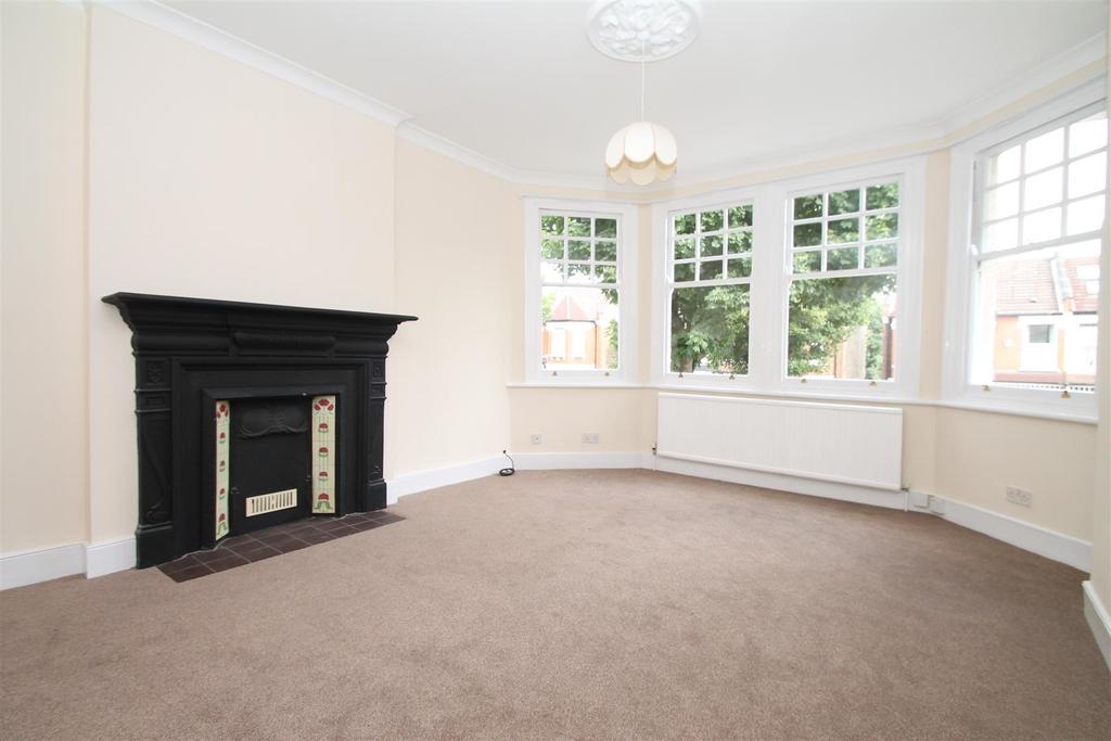 Old Park Road, Palmers Green, London N13 2 bed flat £1,400 pcm (£323 pw)