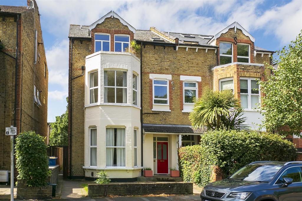 Road, Hampton Wick 2 bed flat £430,000