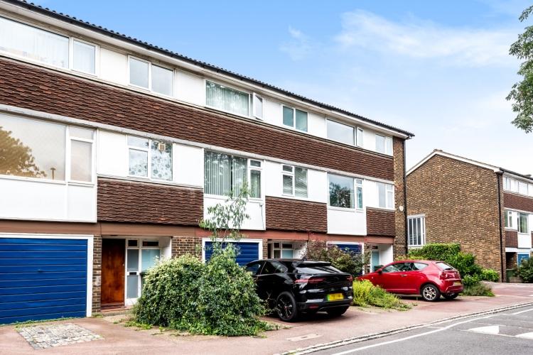 Pymers Mead Dulwich SE21 4 bed house £2,350 pcm (£542 pw)