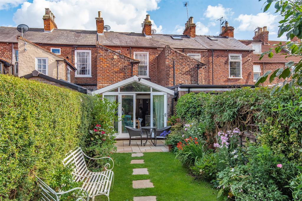 Wood Lane, Beverley, East Yorkshire, HU17 8BS 2 bed terraced house for