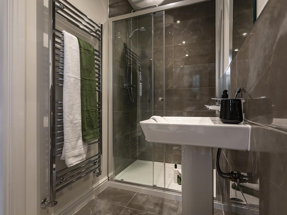 En-suite shower room with Porcelanosa tiles
