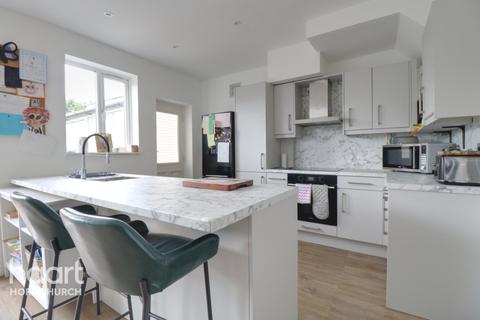 92 Ravenscourt Grove, Hornchurch, RM12 6HH