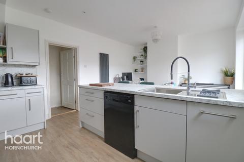 92 Ravenscourt Grove, Hornchurch, RM12 6HH